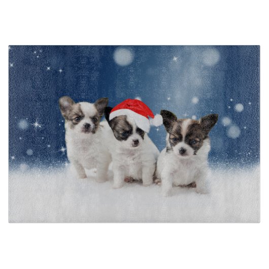Niedliche Chihuahua Welpen mit Weihnachtsmannmütze Schneidebrett (Vorderseite)