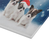 Niedliche Chihuahua Welpen mit Weihnachtsmannmütze Schneidebrett (Ecke)