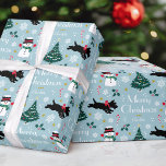 Niedliche Christmas Scottie Dog Snowman Blue Edita Geschenkpapier<br><div class="desc">Mit diesem niedlichen Weihnachtsgeschenk-Wrapper ein wenig skurriler Charme in die Urlaubssaison! Eine bearbeitbare Vorlage, die mit dem Namen Ihrer Familie oder des Empfängers personalisiert ist. Dieses nahtlose Muster zeigt originelle Kunstwerke eines schottischen Hundes, der einen roten Bogen trägt, während er im Schnee beißt! Es gibt einen glücklichen Schneemann mit Hut,...</div>