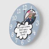 Niedliche Cloud auf einem String-Personalisierten Große Wanduhr (Winkel)