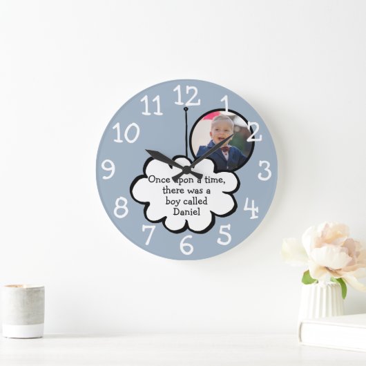 Niedliche Cloud auf einem String-Personalisierten Große Wanduhr (Zuhause)