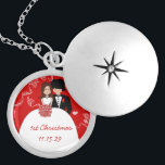 Niedliche Couple Musical Wedding 1. Weihnachtsvorf Versilberte Kette<br><div class="desc">Wedding Keepake Wedding Party Necklaces - um die Hintergrundfarbe zu ändern - klicken Sie auf anpassen - klicken Sie auf Bearbeiten - wählen Sie das letzte Tool aus dem Drop-Down-Menü und wählen Sie eine der angezeigten Farben aus oder geben Sie Ihren RGB-Hex-Code für Ihre Hochzeitfarbe ein. Um die Schriftart-Farbe zu...</div>