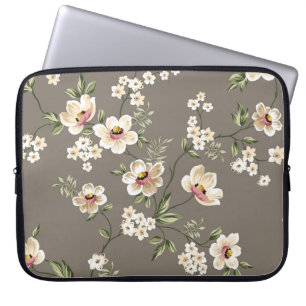 niedliche Creme-Blume mit grünen Blätter auf br Laptopschutzhülle