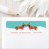 Niedliche Dackel auf dem Schneeschliffsschild (Insitu)