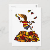 Niedliche Dackel Hund Jumping in Leaf Pile Postkarte (Vorne/Hinten)