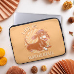 Niedliche Dackel "Life is Wienerful" Retro Colors Laptopschutzhülle<br><div class="desc">Schützen Sie Ihren Laptop stilvoll mit dieser Niedlichen Dackel "Life is Wienerful" Laptop Sleeve. Dieses unterhaltsame und eigenartige Design besticht durch eine reizvolle Dackel, die mit einer niedlichen Fedora-Hütte abgerundet wird und den Retro-Charme perfekt einfängt. Die abgestuften Terrakotta- und Orangenfarben verleihen ihm ein Vintages Ambiente und machen ihn zu einem...</div>