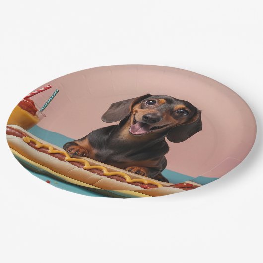 Niedliche Dackel mit Hot Dog Pappteller (Schrägansicht)