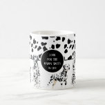 Niedliche Dalmatiner Schwarz-Weiß-Glückssträhne Kaffeetasse<br><div class="desc">Niedliche dalmatinische Hunde und ein Welpen mit schwarz-weißem dalmatinischem Fleckenmuster und ein Abzeichen mit dem Zitat "Suchen Sie nach den glücklichen Flecken im Leben". Personalisieren Sie den Text,  indem Sie ihn ändern.</div>
