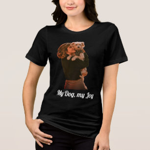 Niedliche Dame, die einen bezaubernden Welpen träg Tri-Blend Shirt