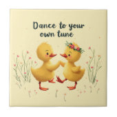 Niedliche Dancing Ducklings mit floralen Frühlings Fliese (Vorderseite)