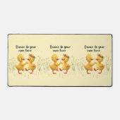 Niedliche Dancing Ducklings mit floralen Frühlings Schreibtischunterlage (Vorderseite)