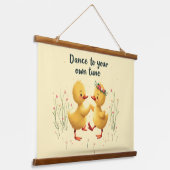 Niedliche Dancing Ducklings mit floralen Frühlings Wandteppich Mit Holzrahmen (Gewinkelt)