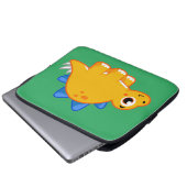 Niedliche Darstellung eines Stegosaurus. Laptopschutzhülle (Vorne Knopf)