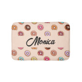 Niedliche dekorative Donuts auf rosa Badematte (Vorderseite)