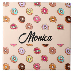 Niedliche dekorative Donuts auf rosa Fliese