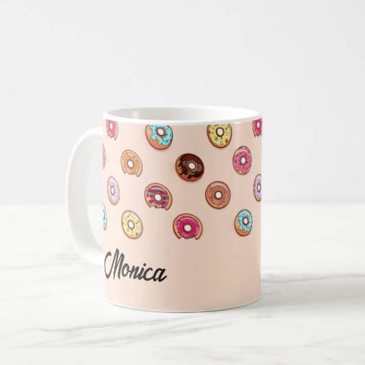 Niedliche dekorative Donuts auf rosa Kaffeetasse (Vorderseite Links)