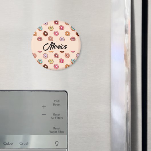 Niedliche dekorative Donuts auf rosa Magnet (In Situ (Kühlschrank))