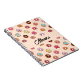 Niedliche dekorative Donuts auf rosa Notizblock (Rechte Seite)