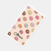 Niedliche dekorative Donuts auf rosa Serviette (Ecke)