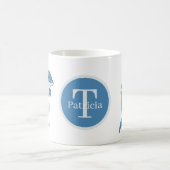 Niedliche Delfinfreunde fügen Monogramm hinzu Kaffeetasse (Mittel)