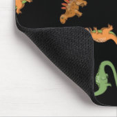 Niedliche Dinosaurier auf schwarzem Hintergrund Mousepad (Ecke)