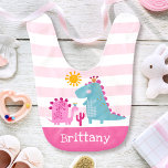 Niedliche Dinosaurier Baby Girl Pink Streifen Reve Babylätzchen<br><div class="desc">Ein süßes, spielerisches visuelle einer niedlichen, kühnen, kawaii-, brontosaurus- und t-rex-Szene und personalisierte, handgeschriebene Typografie überlagern weiche, rosa und weiße Streifen auf diesem liebenswerten kleinen Mädchen, individuelle Name, Keepake Baby Bib. Die coole "Roar"-Typografie überlagert weiche, rosa und weiße Streifen auf dem Rücken. Personalisieren Sie Ihre persönlichen Daten mit dem Namen...</div>