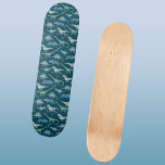 Niedliche Dinosaurier Dunkles Muster Skateboard<br><div class="desc">Viele blaue Dinosaurier,  Tyrannosaurus rex,  Spinosaurus,  Stegosaurus,  Diplodocus und Triceratops auf einem dunkelgrünen Hintergrund.</div>