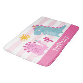 Niedliche Dinosaurier Girl Pink Streifen Name Fun Badematte (Schrägansicht)