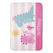 Niedliche Dinosaurier Girl Pink Streifen Name Fun Badematte (Vorderseite Vertikal)