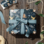 Niedliche Dinosaurier im Space Pattern Kindergebur Geschenkpapier