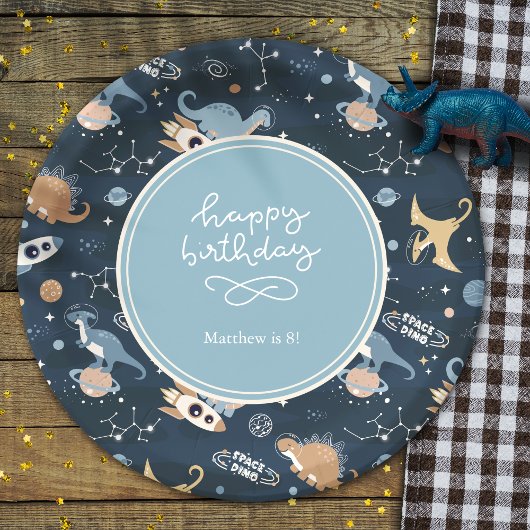 Niedliche Dinosaurier im Space Pattern Kindergebur Pappteller