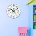 Niedliche Dinosaurier mit Namen bunt Personalisier Runde Wanduhr<br><div class="desc">Fügen Sie Ihrem Kind den Namen zu diesen lustigen 12 Dinosauriern in farbenfrohen, psychedelischen Farben mit ihren Dinonamen hinzu. Das perfekte Design für das Kind, das Dinosaurier Liebe. Dieses spaßige Paläontologiemuster umfasst alle prähistorischen Jurastien-Favoriten wie T. rex oder Tyrannosaurus, Velociraptoren, Brachiosaurus, Brontosaurus, Stegosaurus, das fliegende Pterodactyl, Triceratops, Spinosaurus, ankylosaurus, Plesiosaurier,...</div>