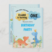 Niedliche Dinosaurier Playing Boy 1. Geburtstag Pa Einladungspostkarte (Vorne/Hinten)