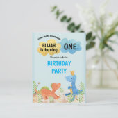Niedliche Dinosaurier Playing Boy 1. Geburtstag Pa Einladungspostkarte (Stehend Vorderseite)