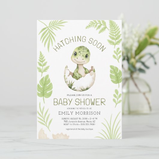 Niedliche Dinosaurier Schläge bald QR Code Baby Du Einladung (Stehend Vorderseite)