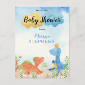 Niedliche Dinosaurier spielen Kinderdusche Einladu Postkarte (Vorderseite)
