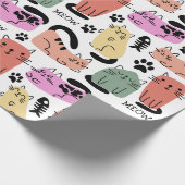 Niedliche Doodle-Katzen und Paw-Drucke Geschenkpapier (Ecke)