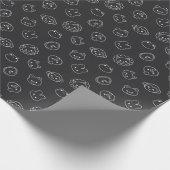 Niedliche Doodles mit weißem Tierkopf auf schwarz Geschenkpapier (Ecke)