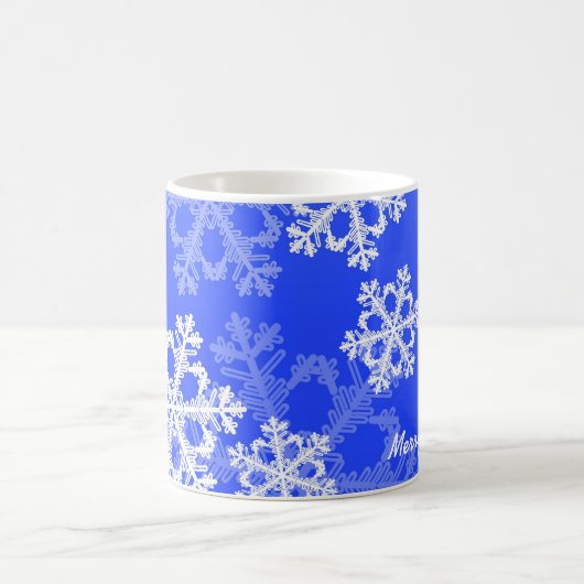Niedliche dunkelblaue Weihnachtsschneeflocken Kaffeetasse (Mittel)