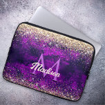 Niedliche dunkle lila Imitat Glitzer Monogramm Laptopschutzhülle<br><div class="desc">Niedliche dunkle lila Gold Imitate Glitzer Monogram Laptop-Hülle. Fügen Sie Ihrem Büro, Ihrem Schreibtisch oder Ihrem persönlichen Raum mit einem schicken und stilvollen individuelle Name und monogramm Laptop-Ärmel etwas Stil hinzu. Personalisieren Sie es mit einem Skriptnamen und Monogramm. Das perfekte Accessoire für ein modernes Mädchen oder eine modische Frau. Schönes,...</div>