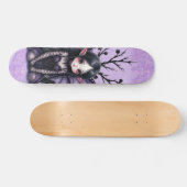 Niedliche dunkle Mähne mit Bat Wings Skateboard (Horizontal)