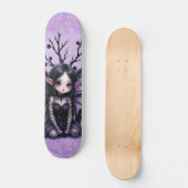 Niedliche dunkle Mähne mit Bat Wings Skateboard (Vorderseite)