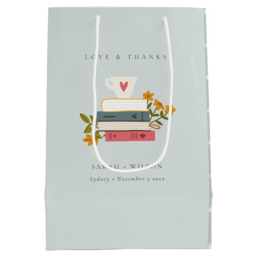 Niedliche dusky Blue Stack Storybooks Floral Weddi Mittlere Geschenktüte (Rückseite)