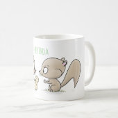 Niedliche Eichhörnchen, die einen Erdnussbaum teil Kaffeetasse (VorderseiteRechts)