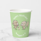 Niedliche Eichhörnchen, die einen Erdnussbaum teil Pappbecher (Rückseite)