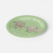 Niedliche Eichhörnchen, die einen Erdnussbaum teil Pappteller (Schrägansicht)