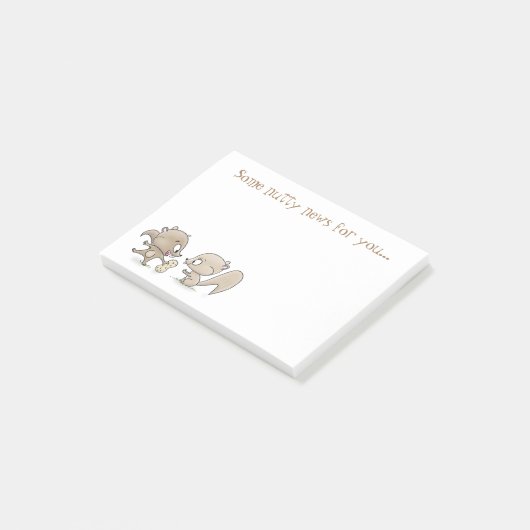 Niedliche Eichhörnchen, die einen Erdnussbaum teil Post-it Klebezettel (angewinkelt)