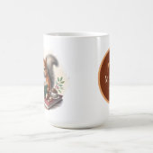 Niedliche Eichhörnchenbuchliebhaber fügen Monogram Kaffeetasse (Mittel)
