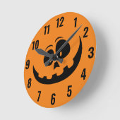 Niedliche einfache Kürbislaterne Runde Wanduhr (Winkel)