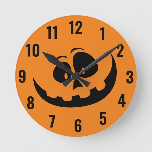 Niedliche einfache Kürbislaterne Runde Wanduhr (Vorderseite)